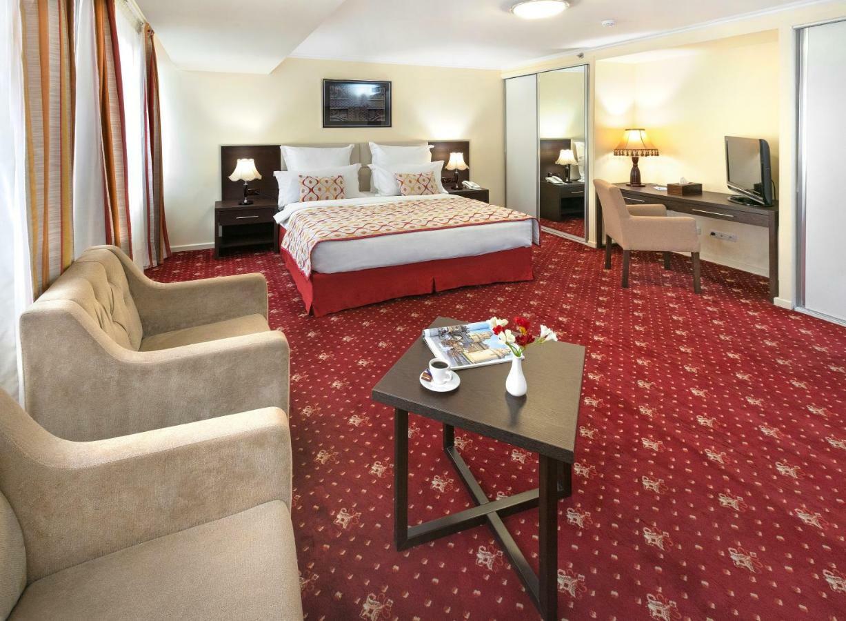 Zimmer mit Kingsize-Bett